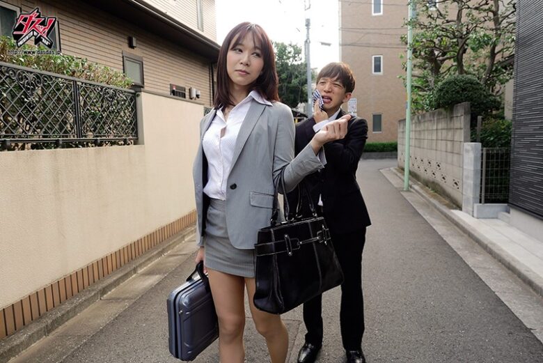 出張先で終電逃して相部屋宿泊。女先輩の股間からまさかまさかの膨らみに僕はしゃぶりついた。 春風まゆみ 画像1
