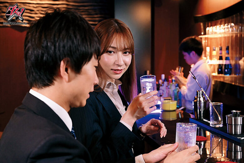 酔いつぶれた僕を介抱してくれた姉さん♂上司。 愛沢さら 画像10