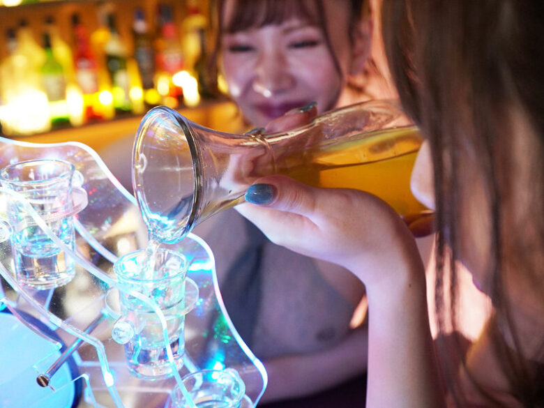 男の娘ガールズバー!聖水、ザーメン飲み放題、超ハーレム4P SEX! 愛瀬めい/橘芹那/愛瀬まりさ 20枚目