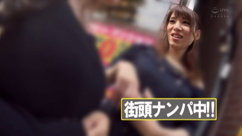 ニューハーフ街角レズナンパ!Hカップ爆乳娘から中出しOKの淫乱お姉さんまで…初対面の女子たちとの濃厚レズビアンSEX×ペニクリ連続爆射精!! まゆり 画像1
